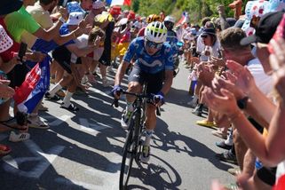 VIDEO: Nešťastný incident na Tour. Kolumbijec Rubio narazil hlavou do auta, nehodu způsobili fanoušci